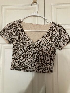 ROMWE Leopard Print V-Neck Cropped Top - Beige & Black XS